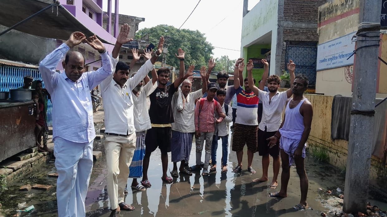 Protested against waterlogging by standing in water, demonstrated