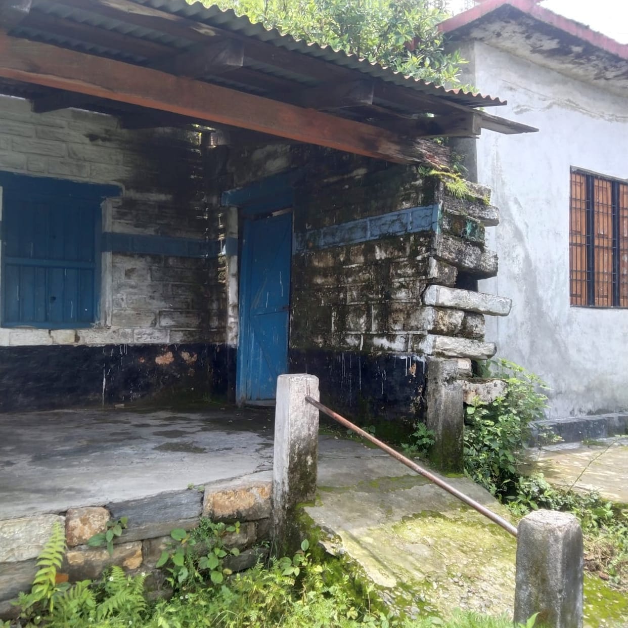 Children are forced to study under a leaking roof, the system is silent