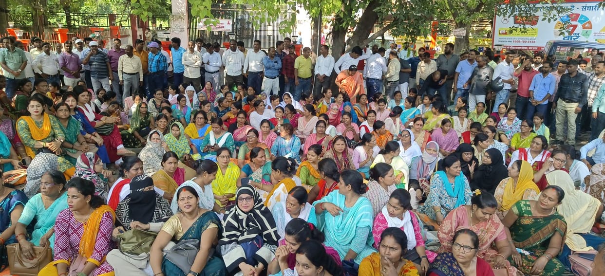 Teachers took to the streets to protest against online attendance