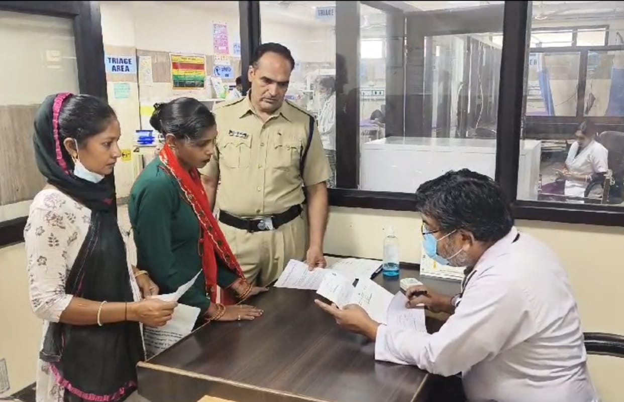 Doctors did a symbolic demonstration for two hours by downing their pens.