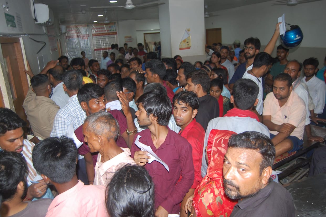 Crowd of patients in medical college, Ramriz gets confused