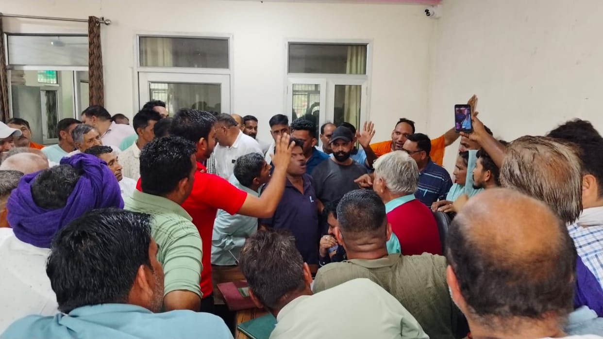 People demonstrated against house tax in Nagar Panchayat Tahliwal