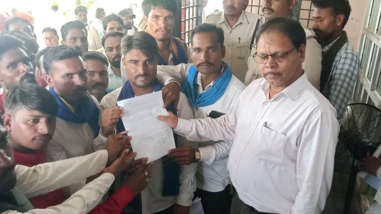 स्वतंत्र प्रभार राज्यमंत्री गौतम टेटवाल के विरुद्ध एडीएम को ज्ञापन सौंपते हुए भीम आर्मी सदस्य।