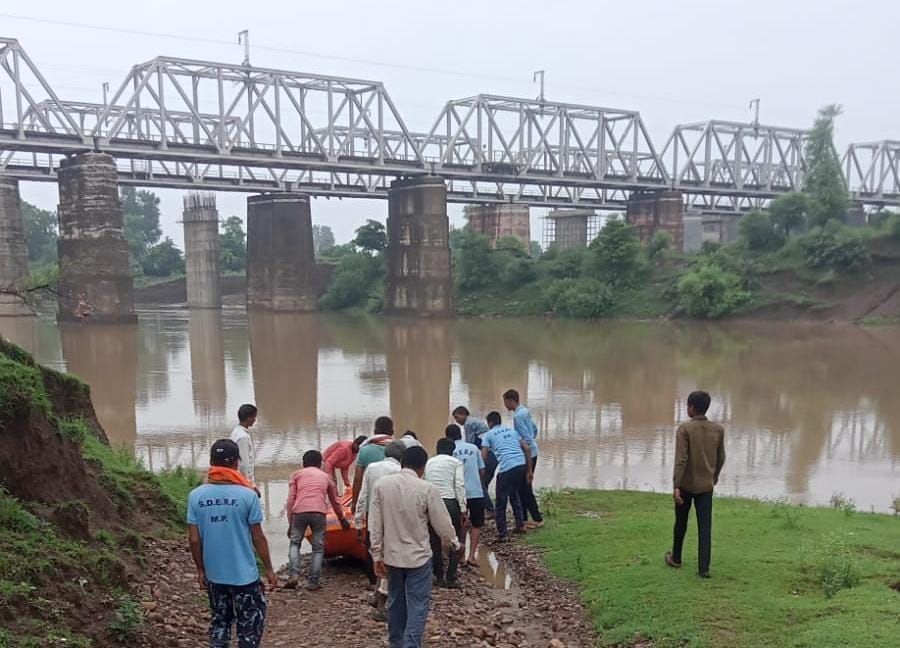 Damoh News: The body of a youth who was swept away in the river was found 25 km away after 48 hours