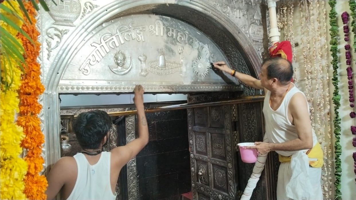 Shravan Mahotsav Baba Mahakal cleaning Rudra Yantra and silver wall of Garbhagrah