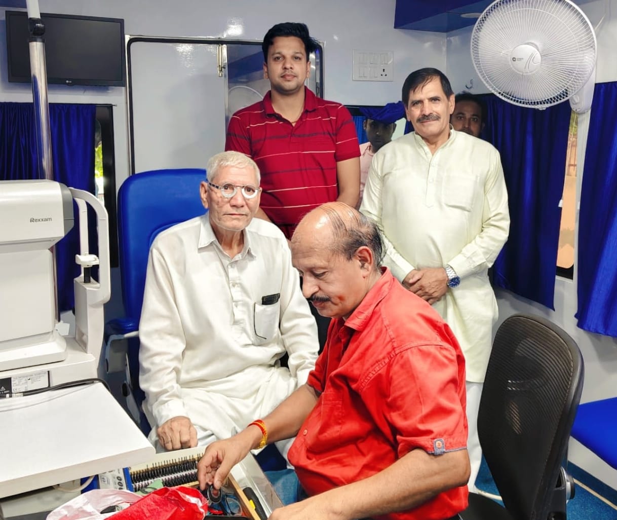 People were given free medicines after examining their eyes.