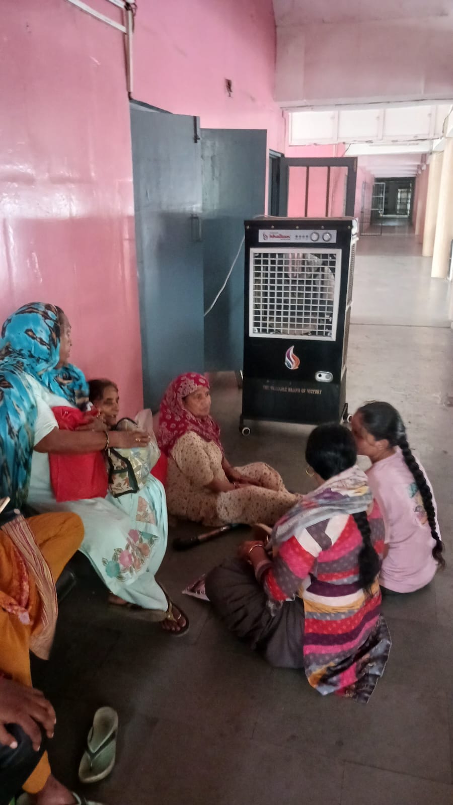 A cooler was installed and a camper was kept for the beneficiaries who came to get their Happy Card made