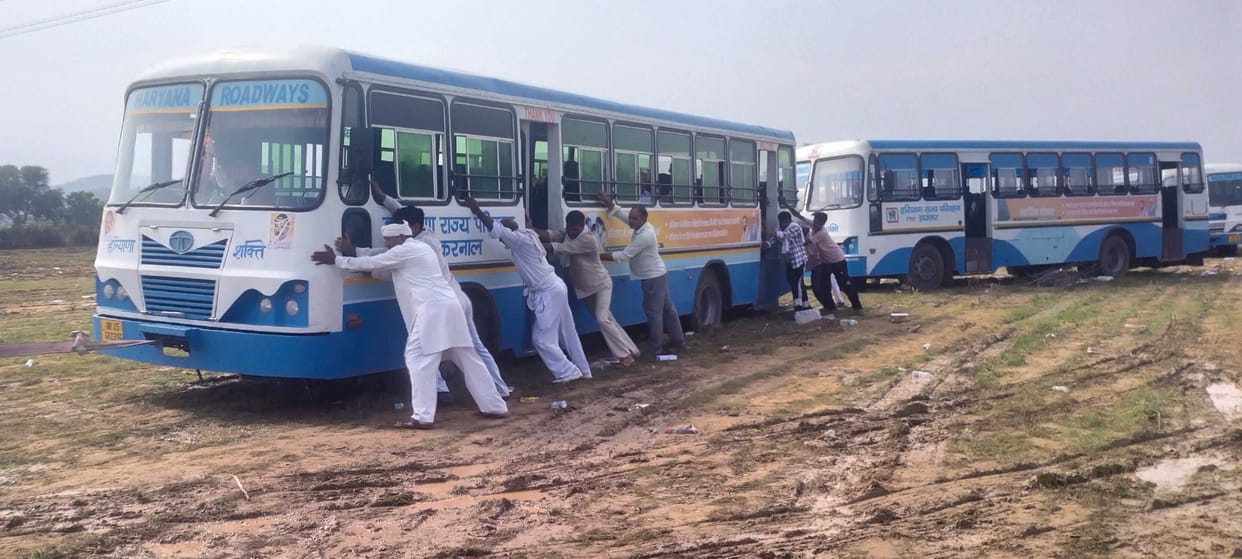 58 mm rain fell after the conference, more than 50 buses stuck in mud