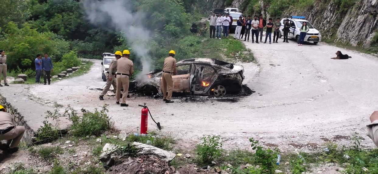 Tourists' car caught fire, narrowly saved life