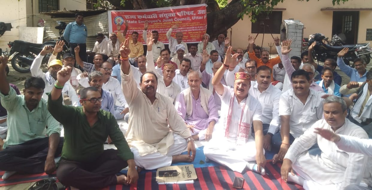 Employees clamor for old pension