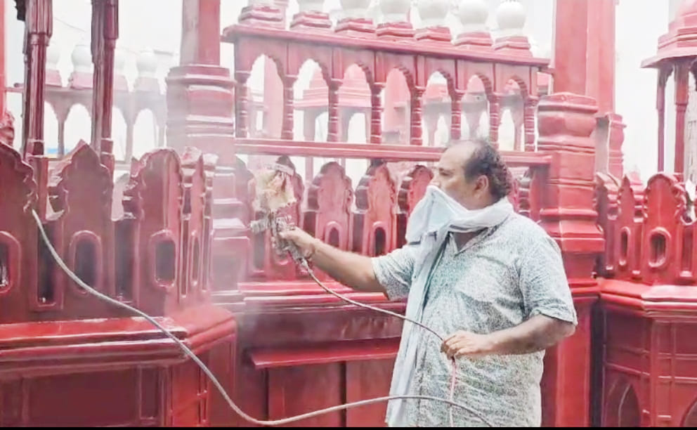 Red Fort built by sculptor Sunil Dhiman will enhance the beauty of Hisar's Bus Stand Chowk.