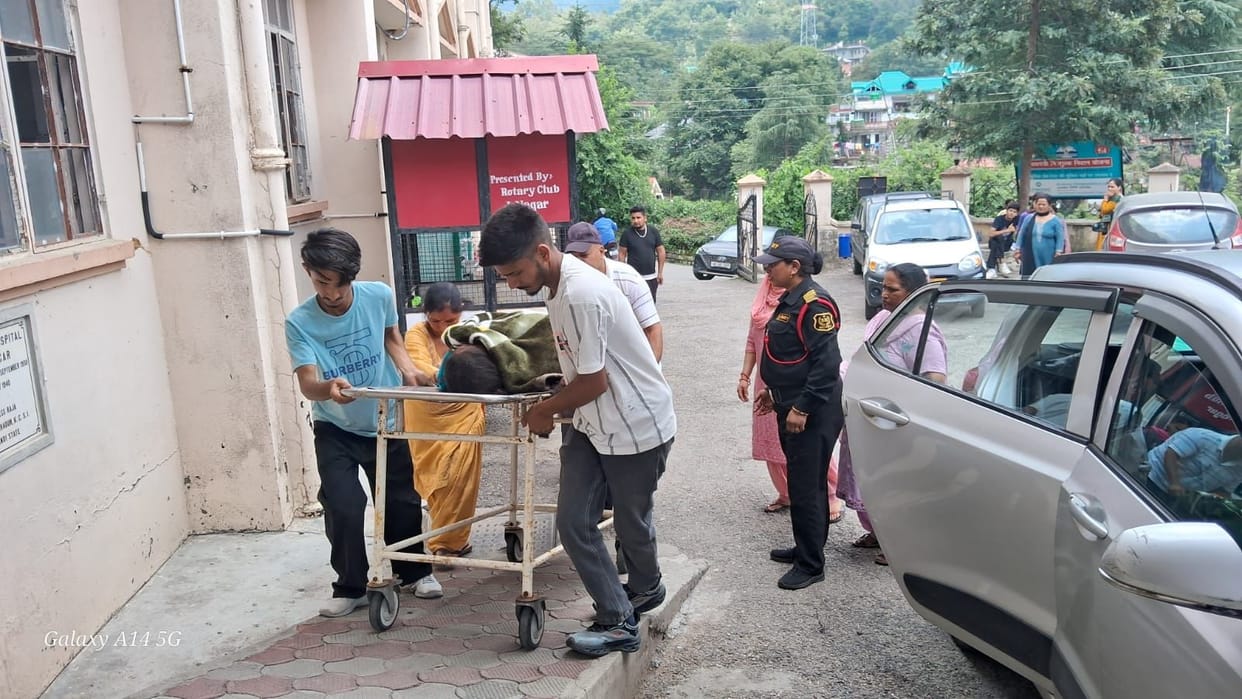Woman gives birth to baby girl at hospital gate