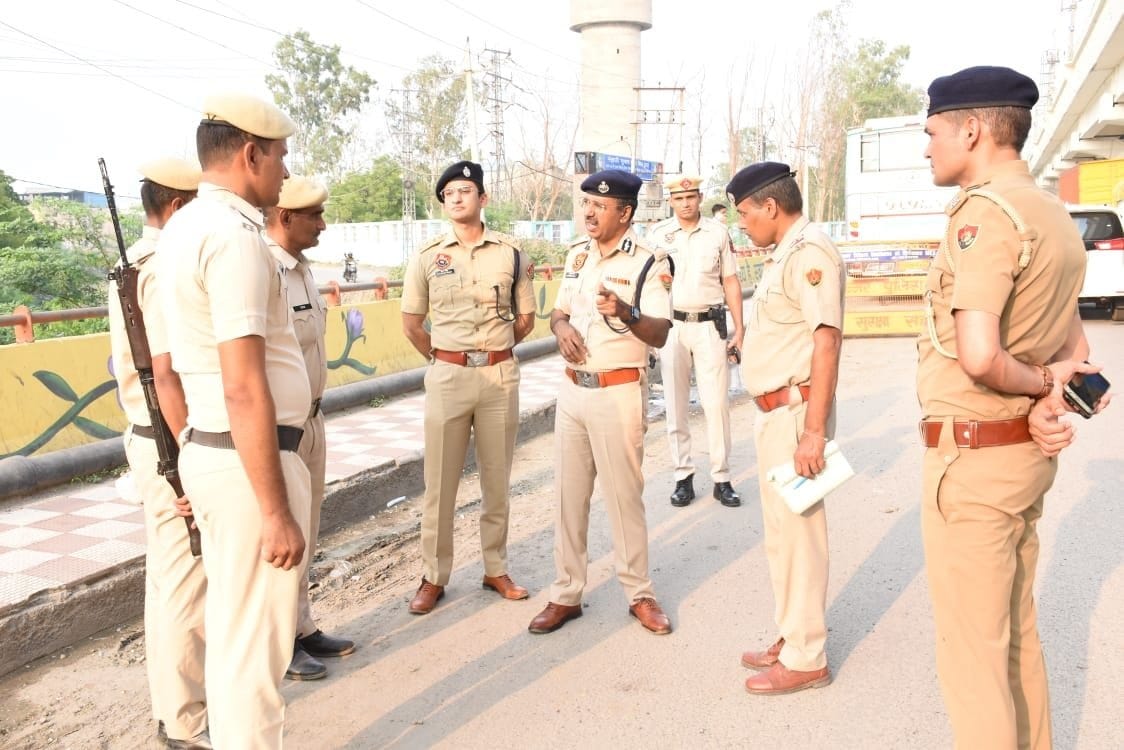 Police Commissioner visited the checkpoints and gave instructions