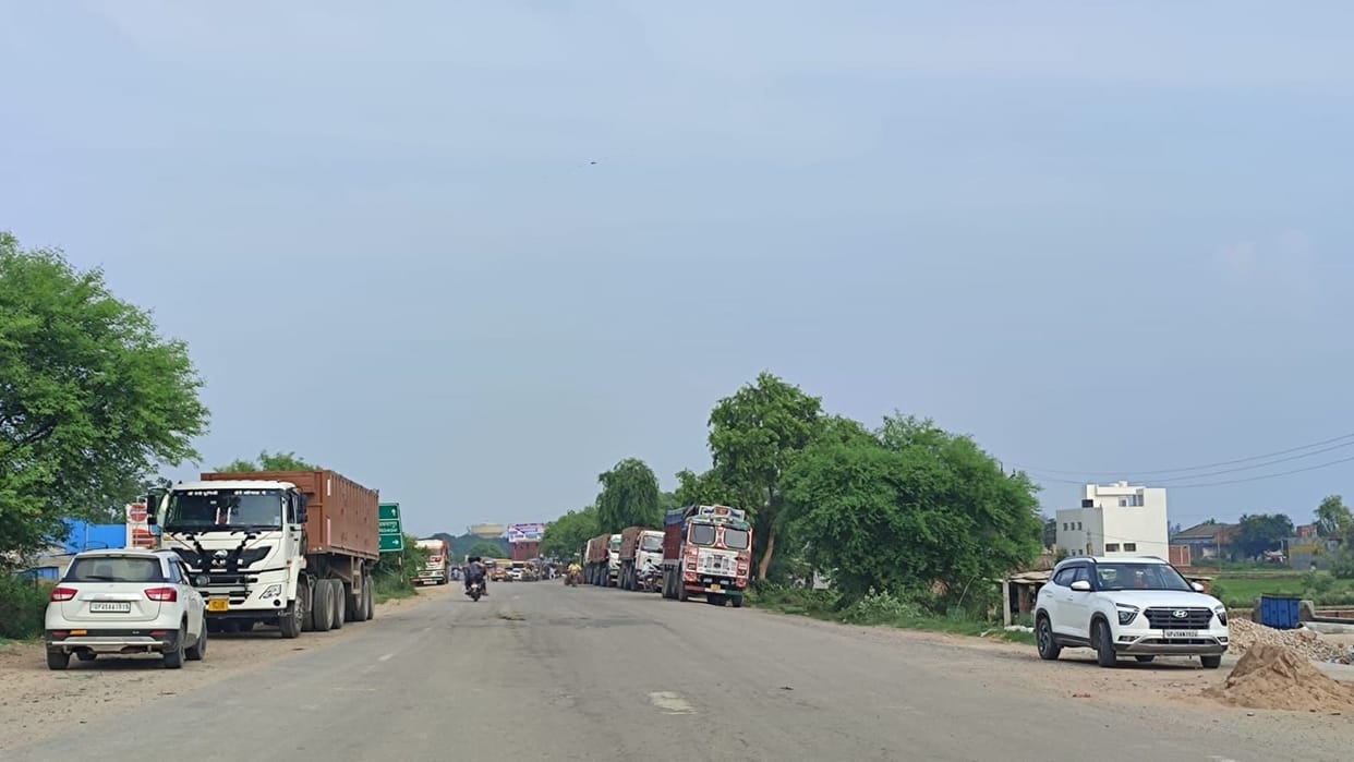 Trucks gather on the road, rules are ignored