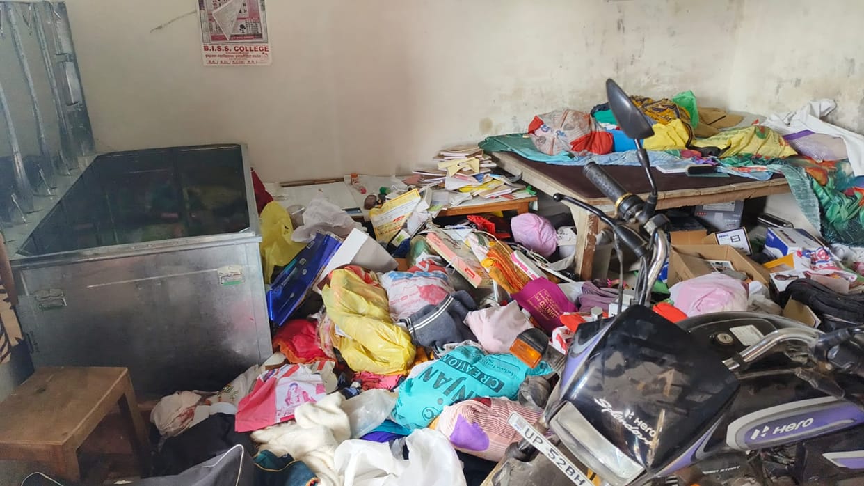 Thieves searched the locked house in Barai Tola of Deoria Khas