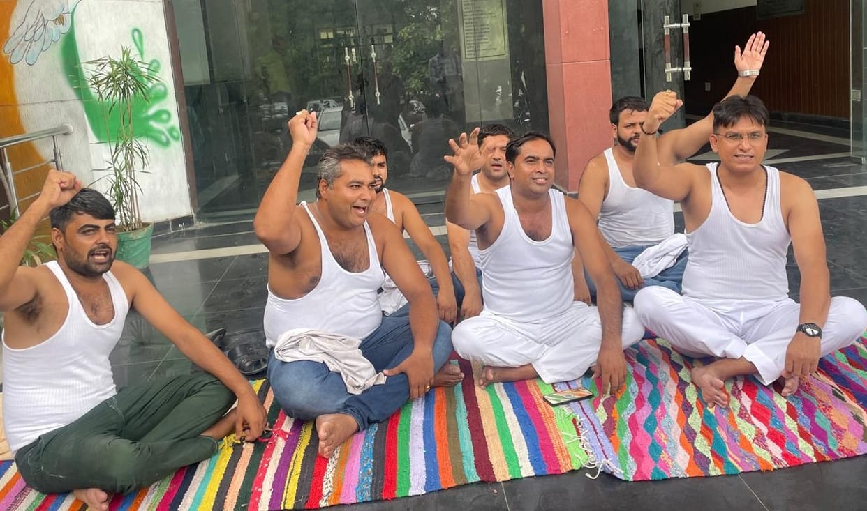 Councilors took off their kurtas and demonstrated due to absence of Zilla Parishad meeting.