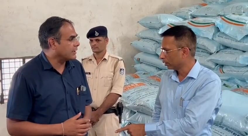 Collector angry at fertilizer distribution officer, said you have become bigger than the government