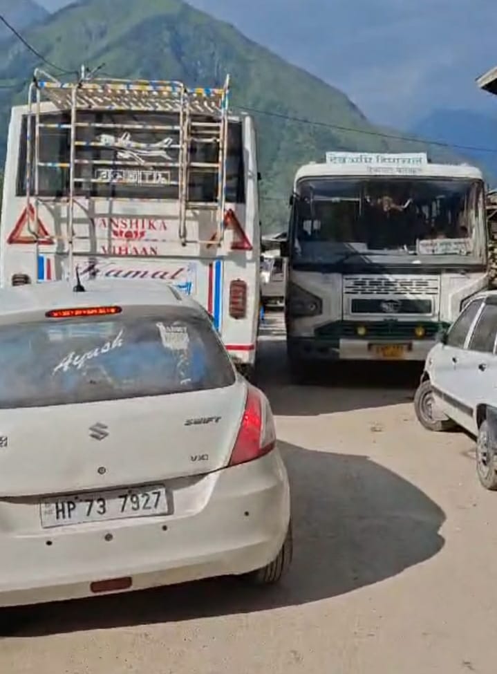 Vehicles stuck in jam for half an hour from Sawanpur to Patti