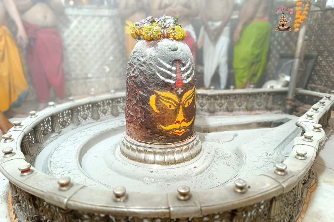 Baba Mahakal decorated with Tripund in Bhasmarti of Dwadashi