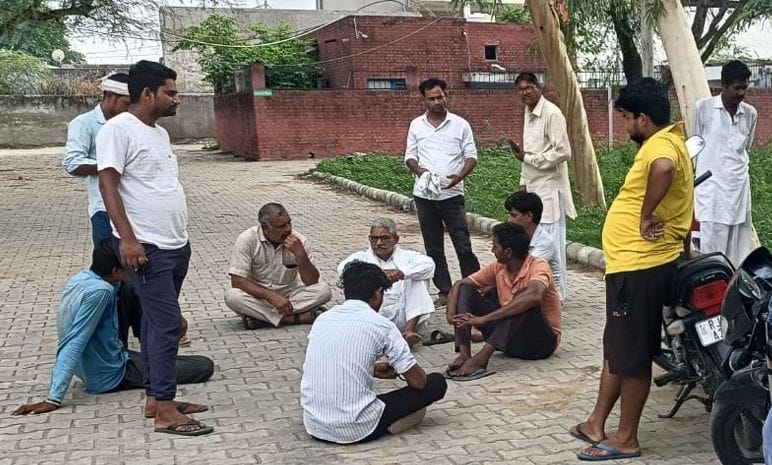 After killing his mother, he surrendered at the police station with a knife