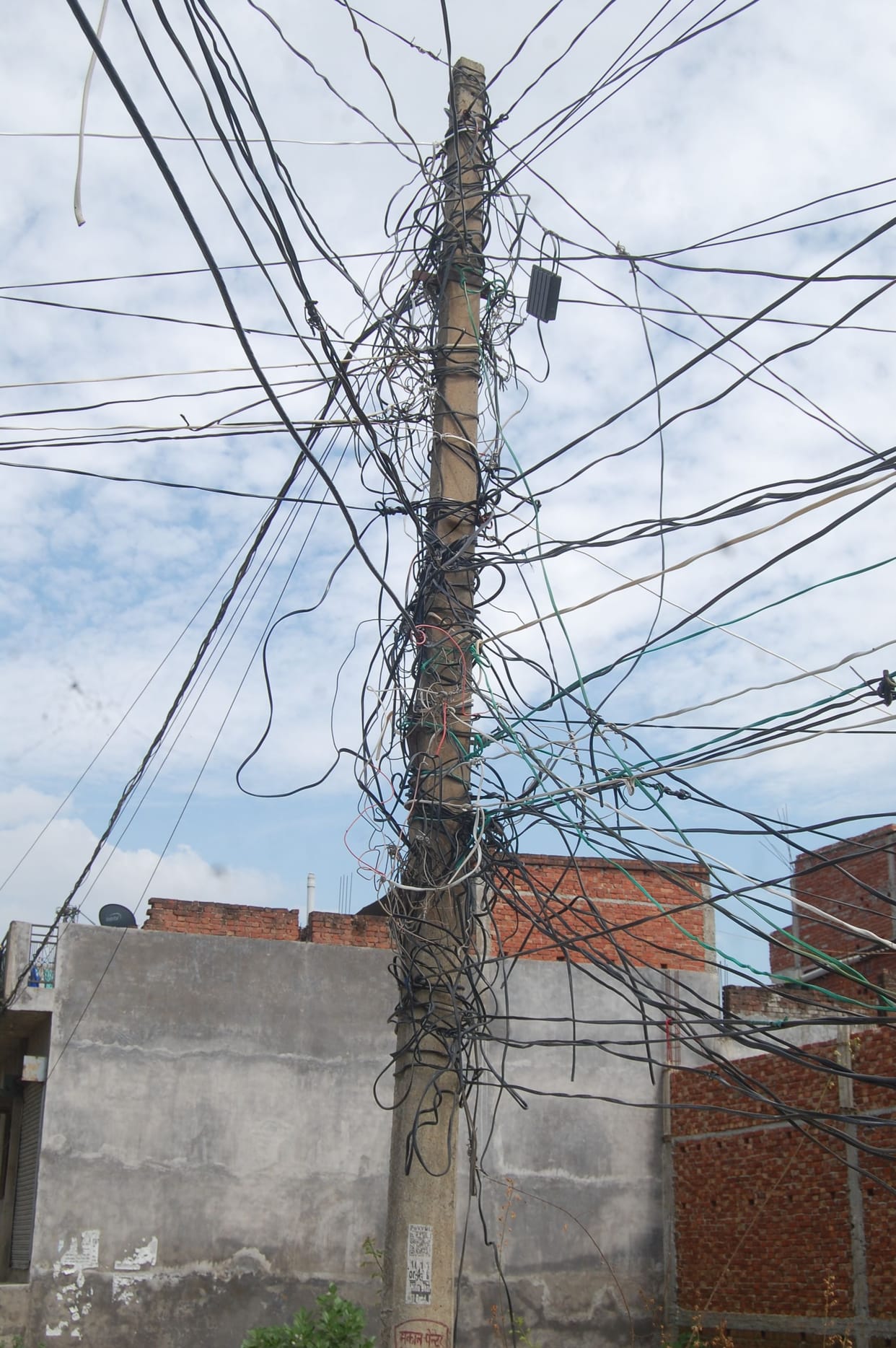 A city to call... yet electricity supply with the help of bamboo sticks