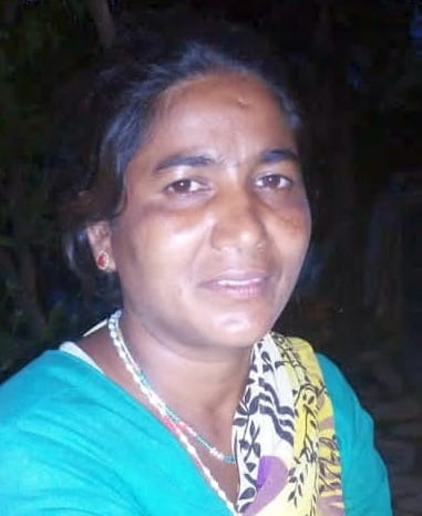 A woman fell into a ditch after being hit by a stone that fell from the hill, died while being taken to the hospital.