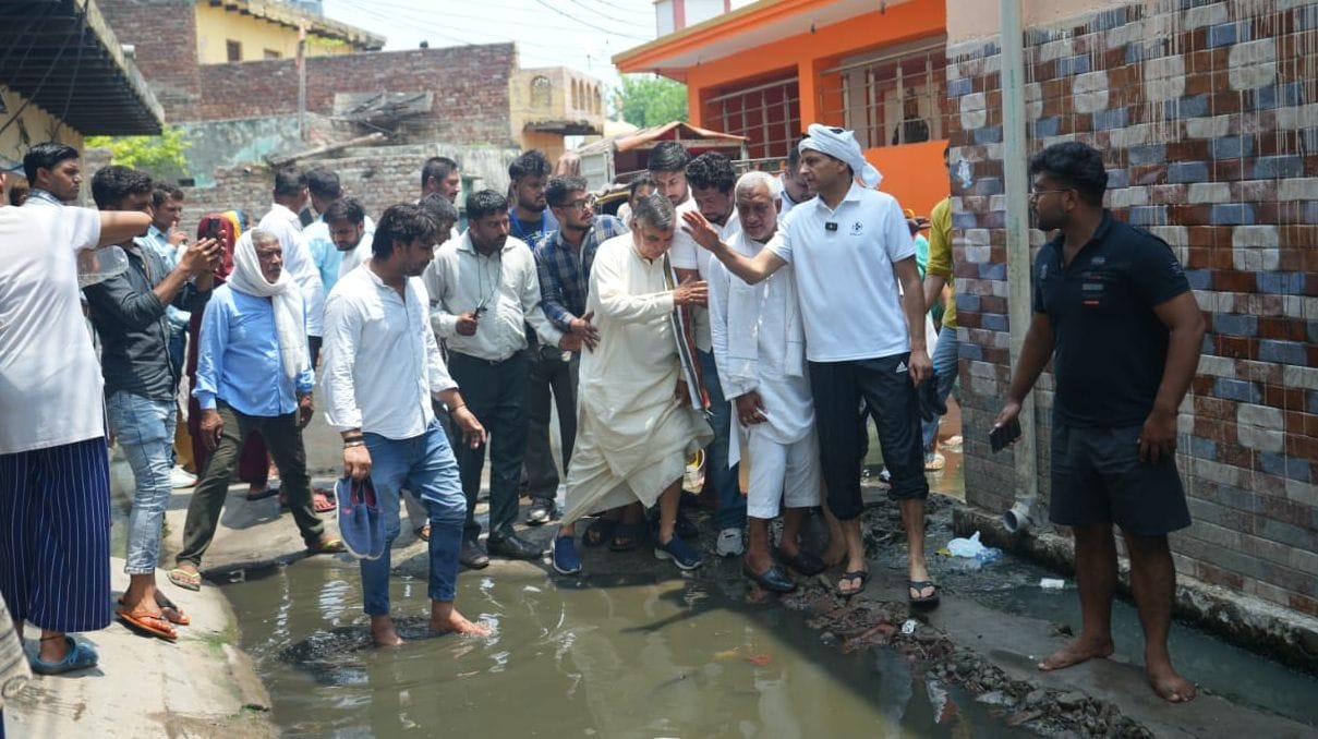 MPs Deependra and Satpal Brahmachari passed through contaminated water