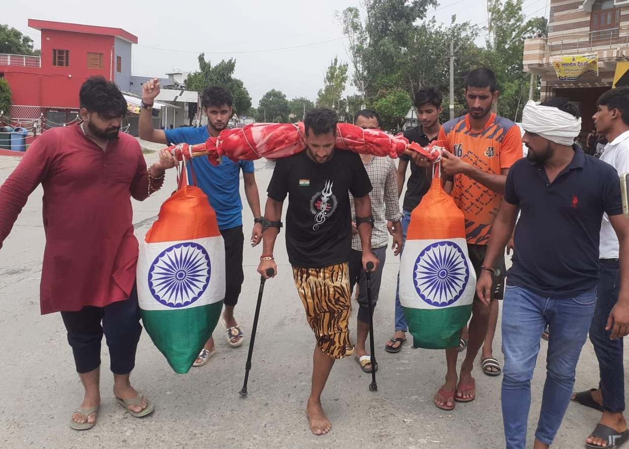 Athlete Mohit Gurjar brought 61 liters of Ganga water on one leg in devotion to Bholenath