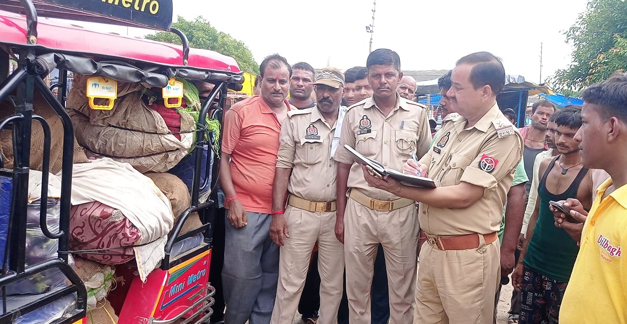 Guard opened fire on e-rickshaw driver at Mandi Samiti gate, narrowly escaped