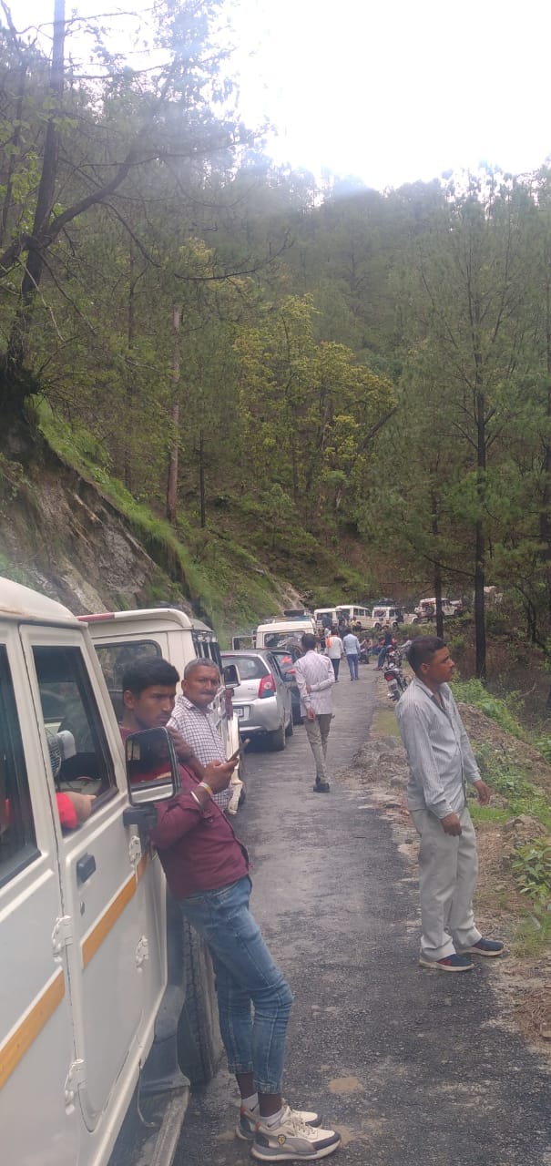 Debris fell at three places on Haidakhan Road, the road remained closed for three hours