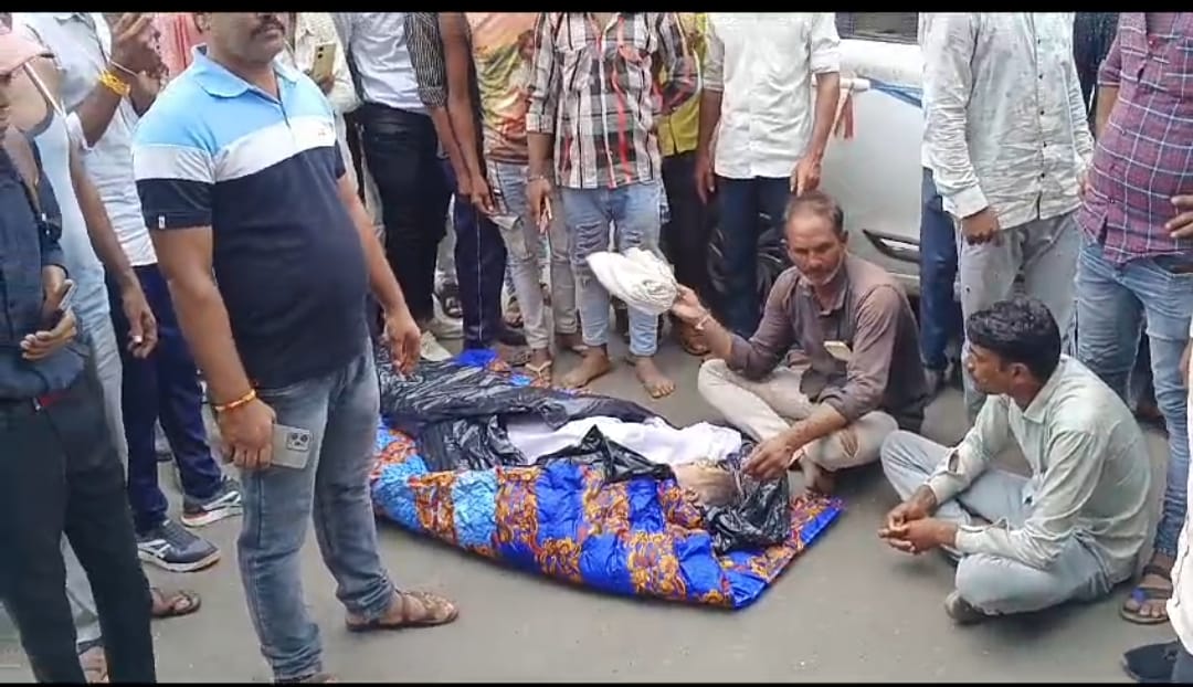 Rajgarh News Mother who came to save her son died in minor dispute, family members kept the dead body on road