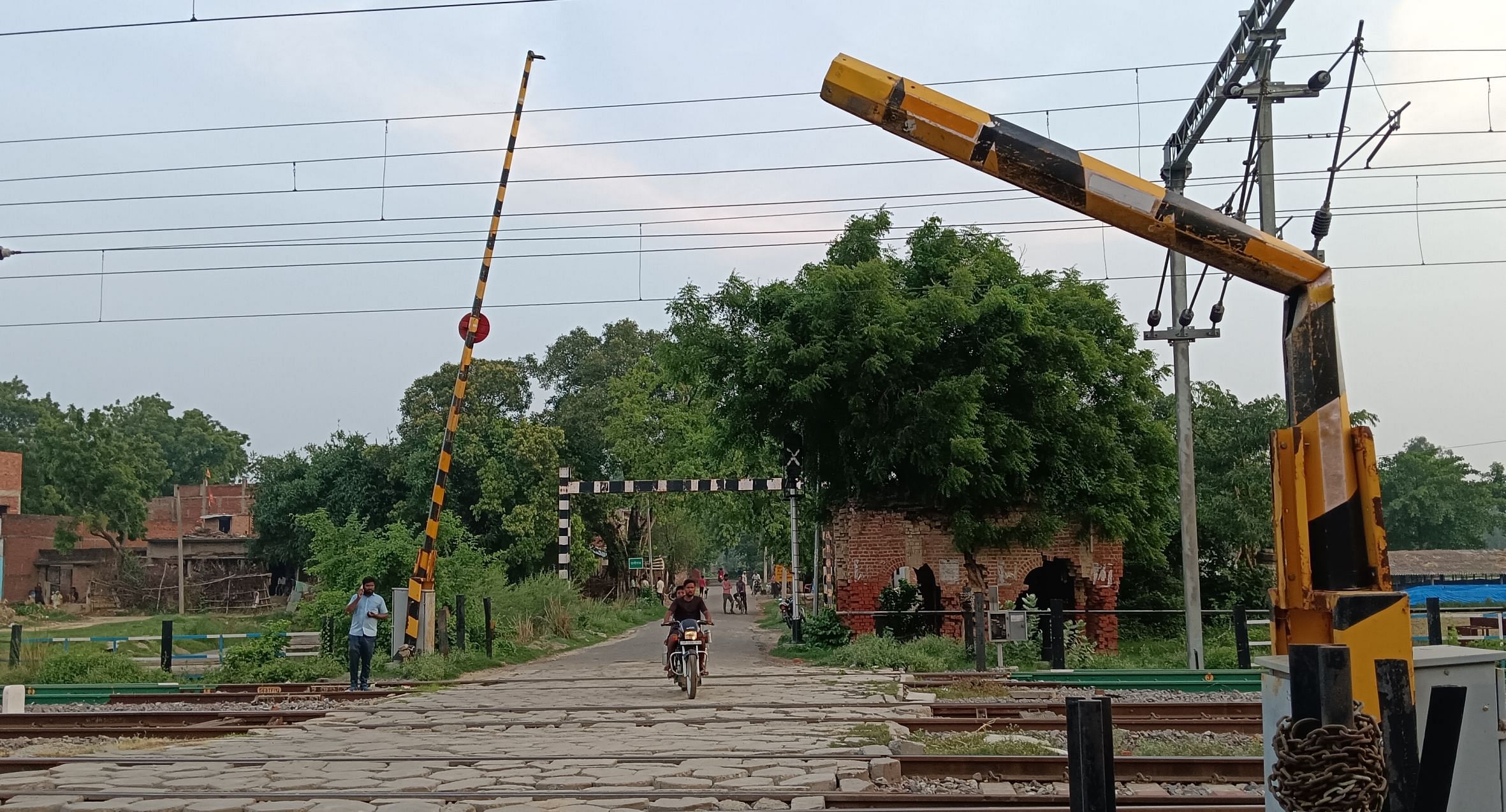 Gate boom of closed crossing damaged due to collision with e-rickshaw