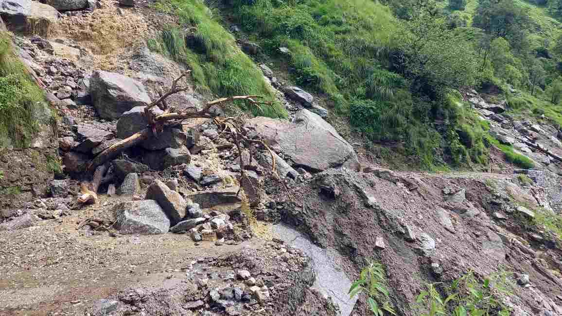 Rivers overflowed, 47 roads of Champawat-Pithoragarh district closed