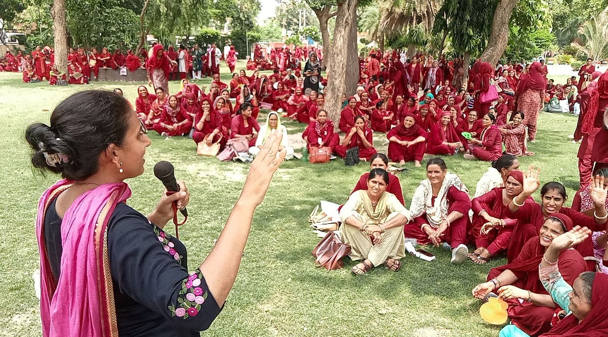 Asha workers went to Hisar to surround the residence of the Health Minister.