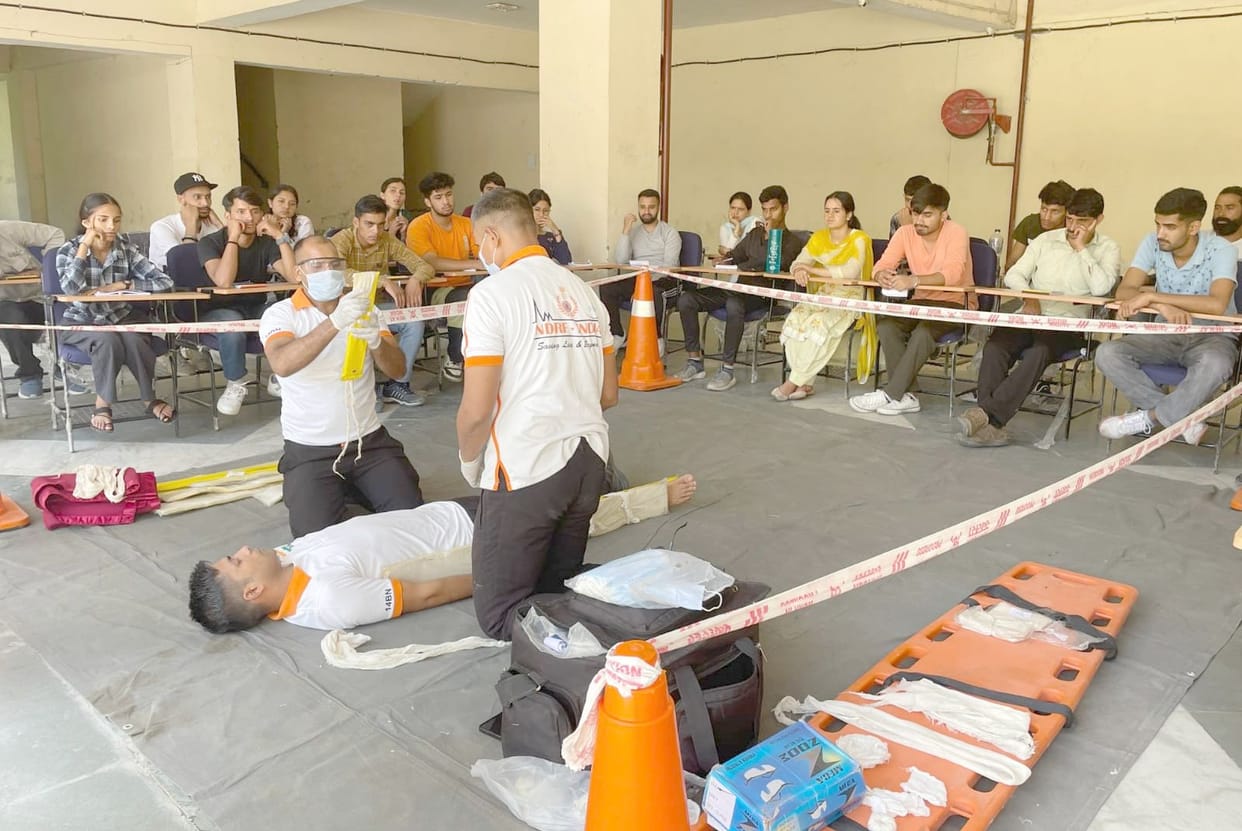 Disaster Told friends, how to save in emergency