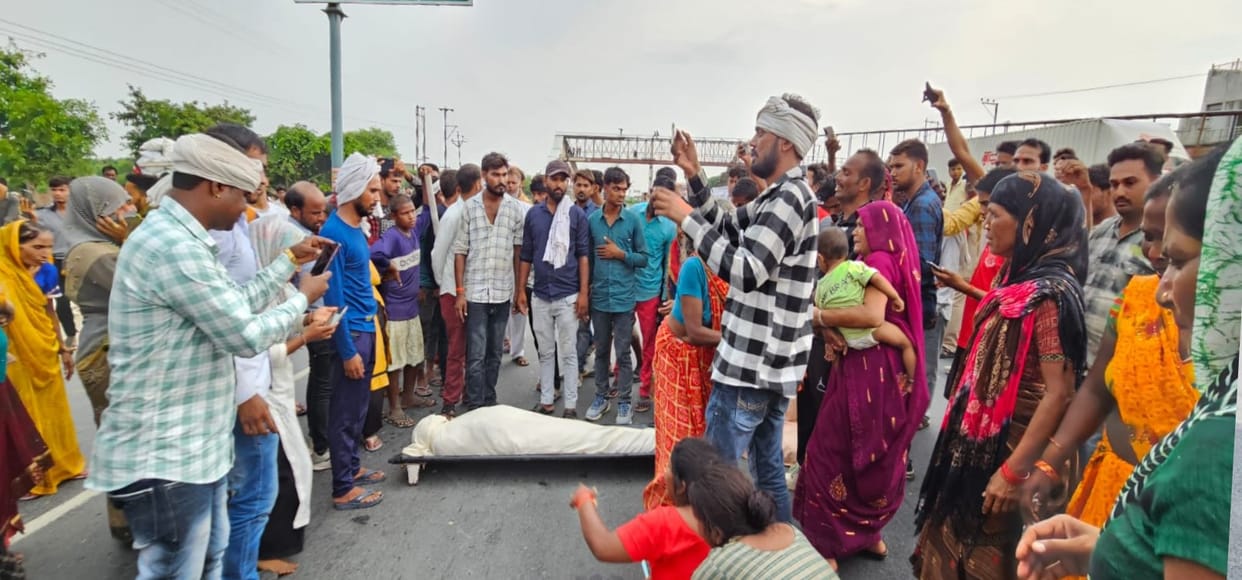 The highway was blocked for two and a half hours by keeping the dead body of the home guard.