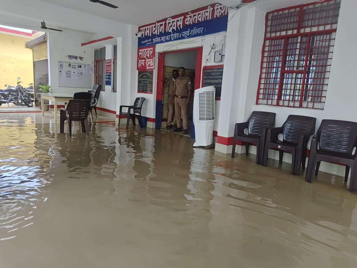 Heavy rain in Kishni, water filled houses along with government buildings