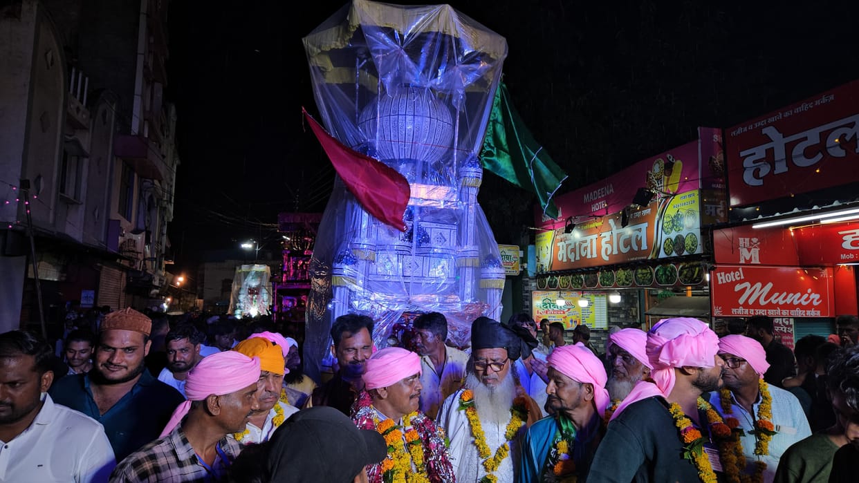 ambulance passed in a few seconds At Khandwa in Muharram huge crowd