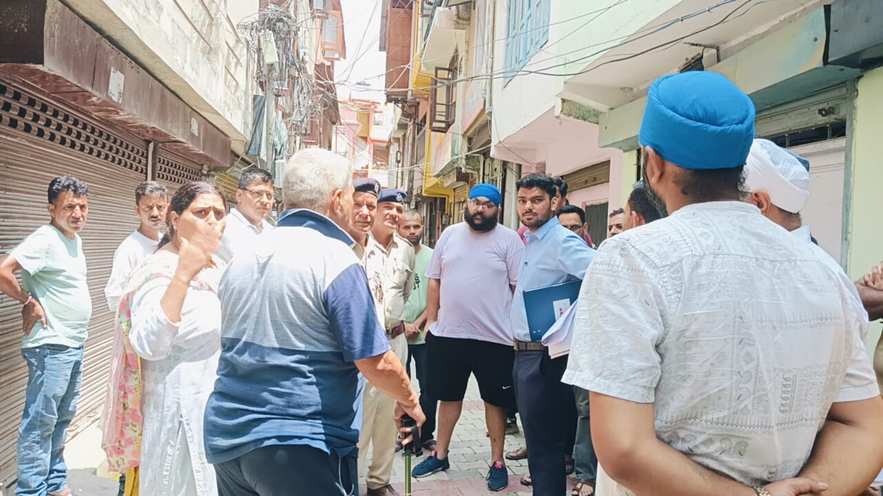 Protest against issuing challans for two-wheelers begins in the streets