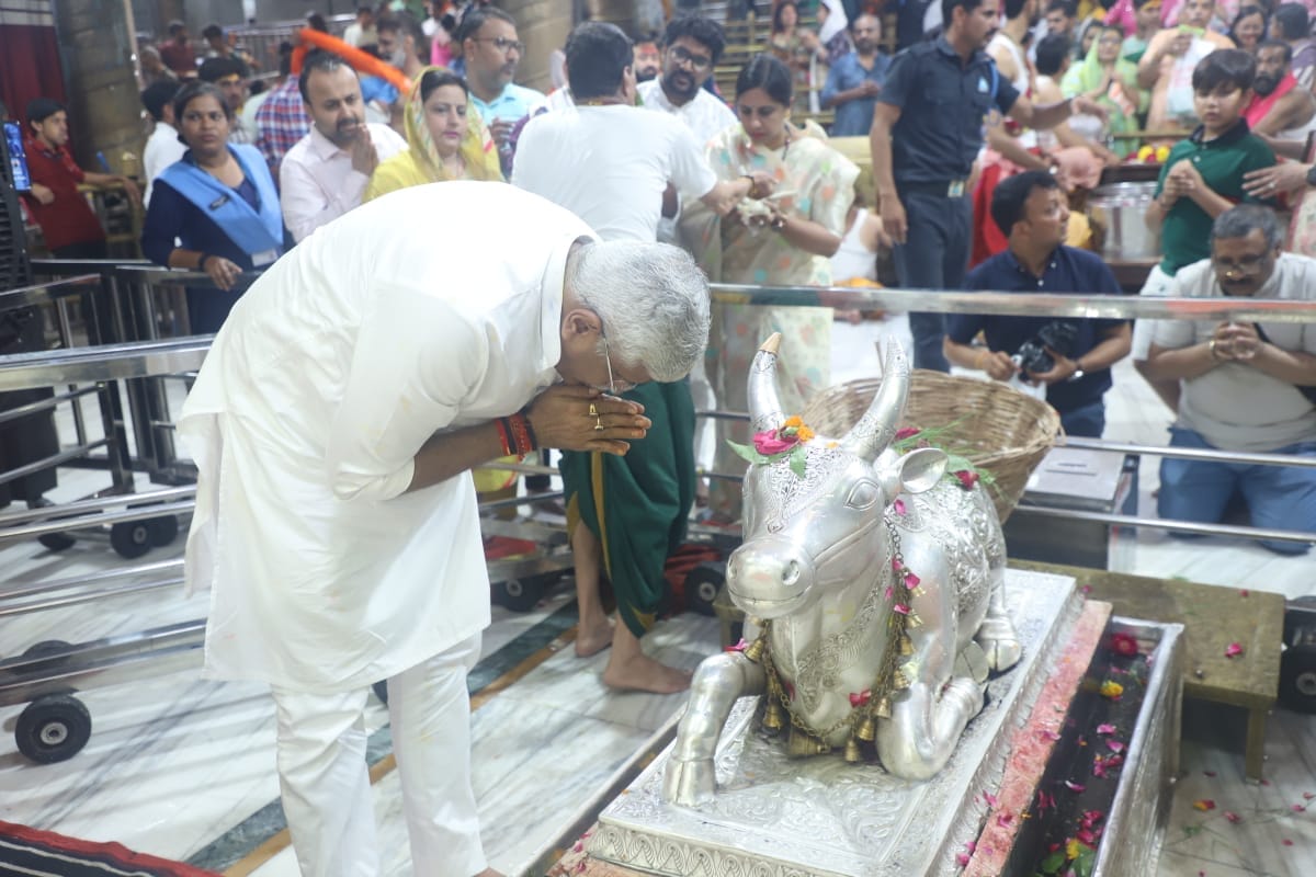 Ujjain Jodhpur MP Gajendra Singh Shekhawat reached court of Baba Mahakal with his family