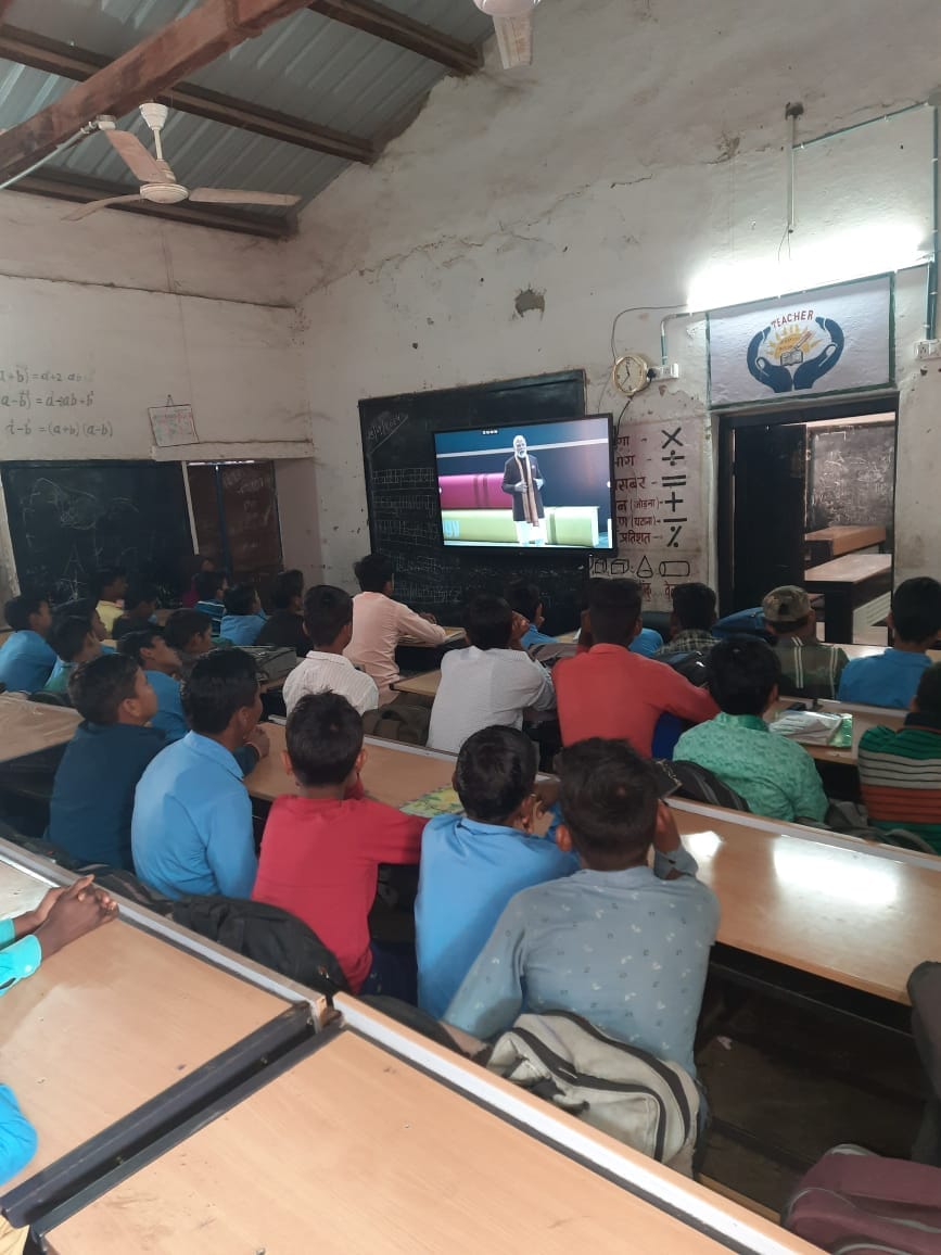 On the lines of private schools, smart classes started in 63 government middle schools of Damoh.