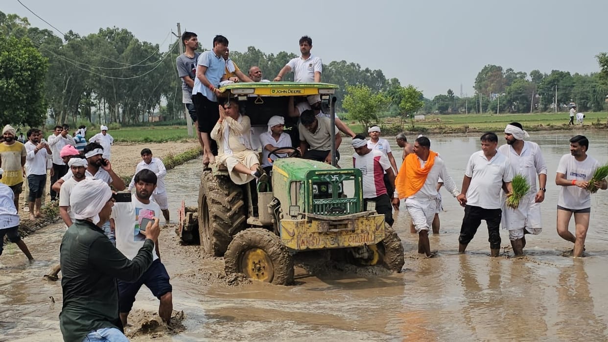 MP Deependra Hooda plowed the field by driving a tractor, took bath under the tube well