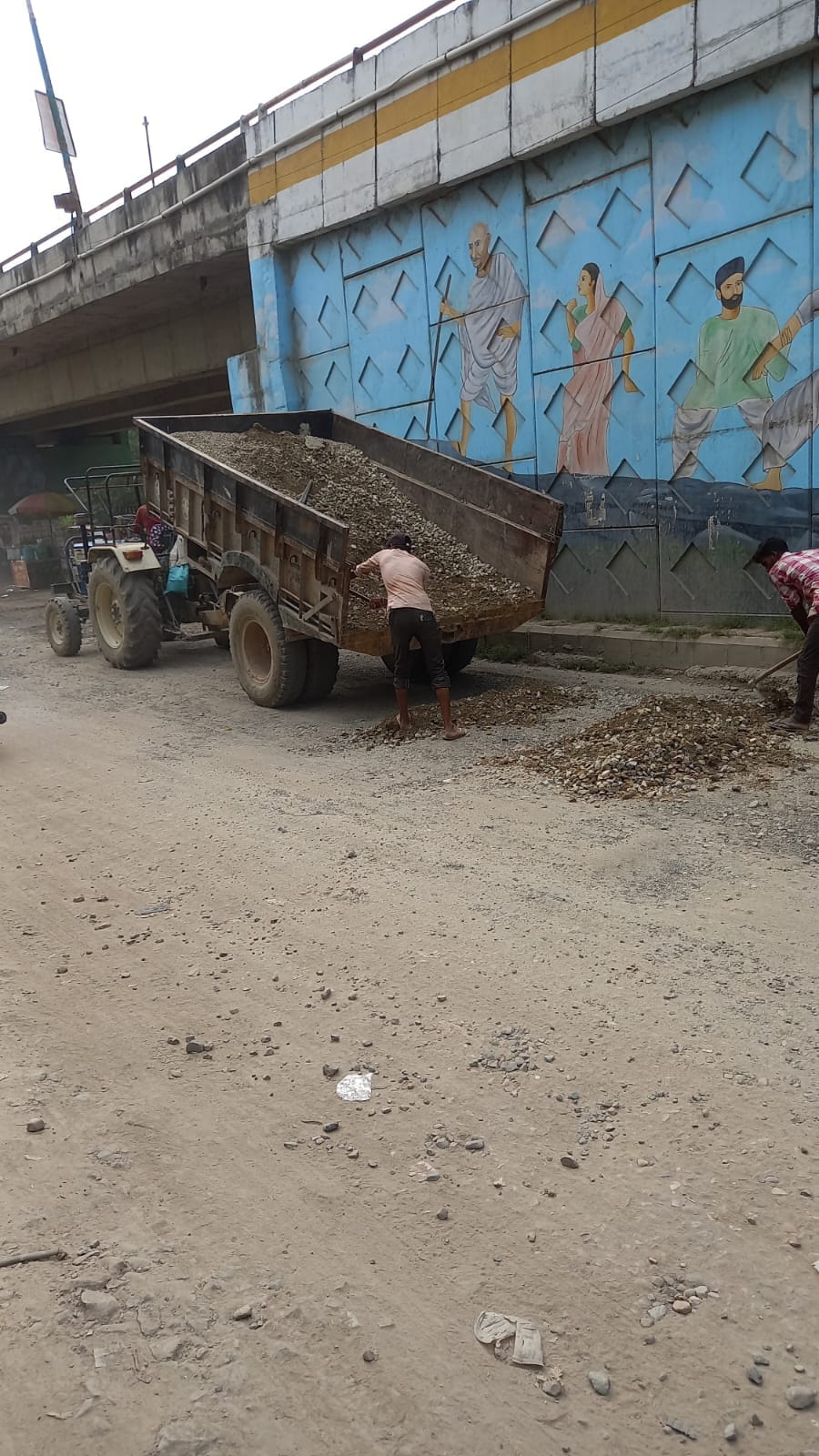 Officials are busy improving the path of Bhole's devotees in the city, potholes are being filled