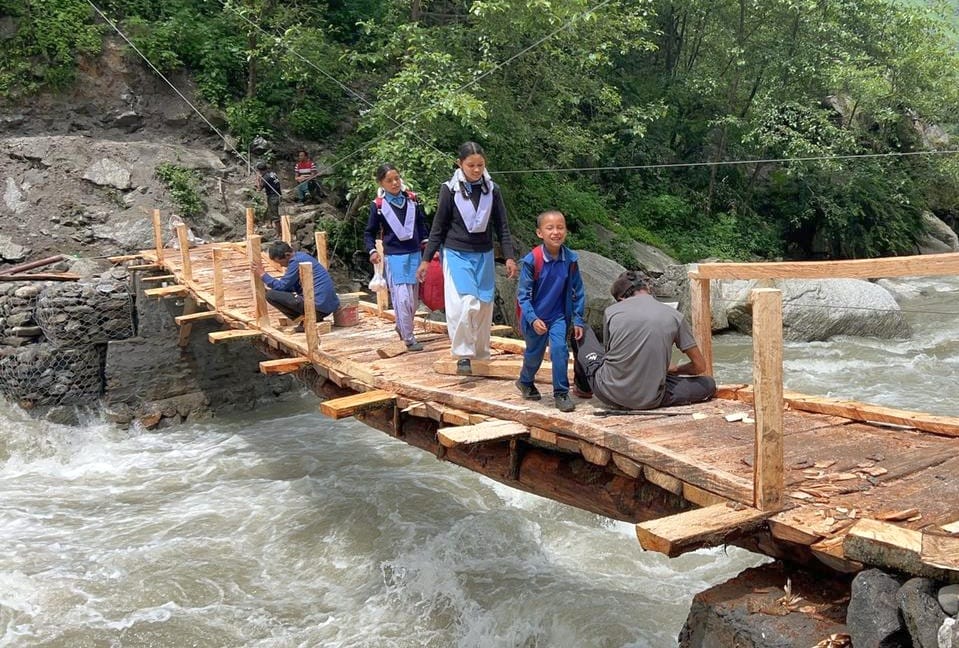 Children reached school 14 days after construction of temporary bridge
