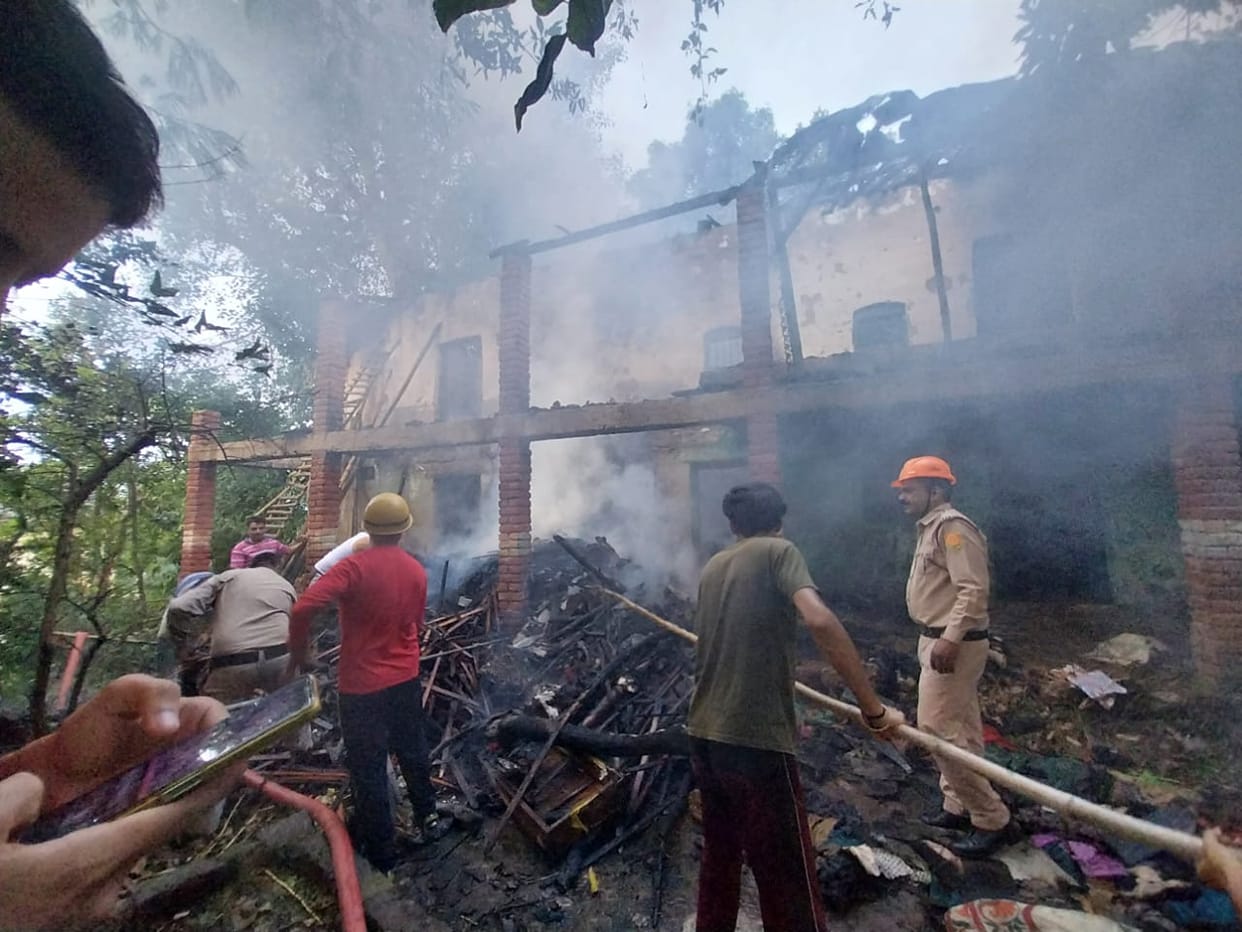 House and cowshed in Barry kiln burnt to ashes due to fire, loss of four lakhs