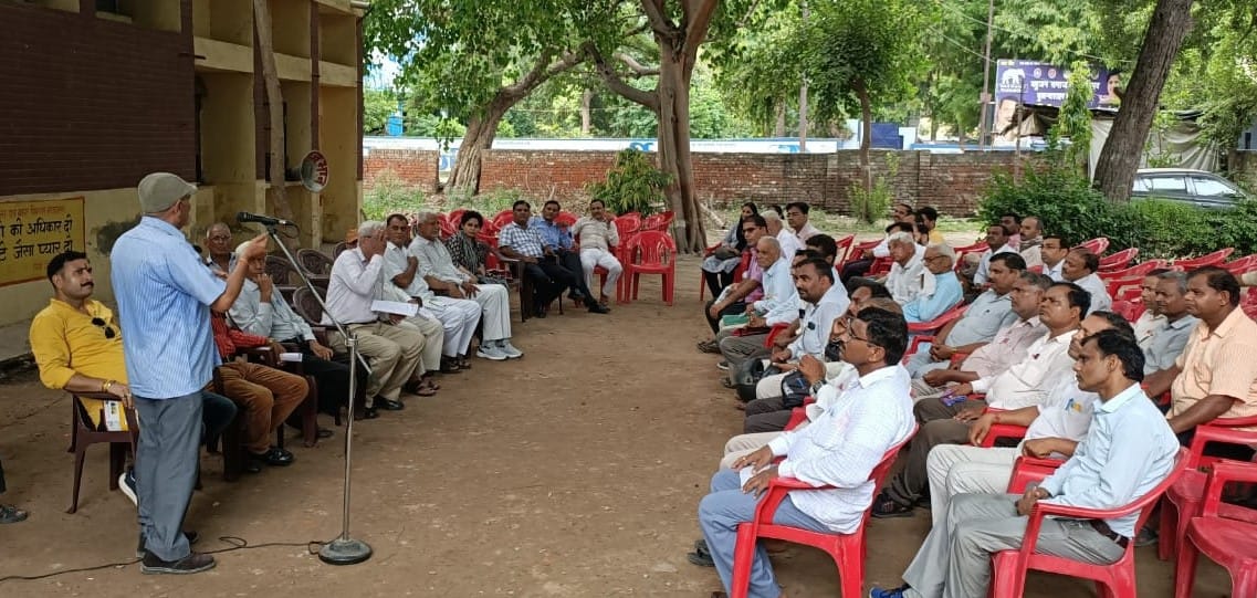Protest at DIOS office for restoration of old pension