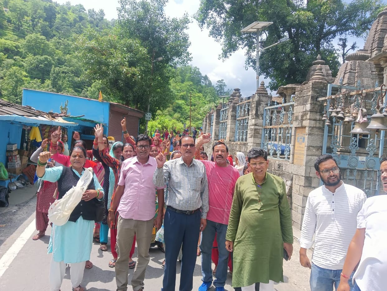 Women came out to protest against the liquor shop