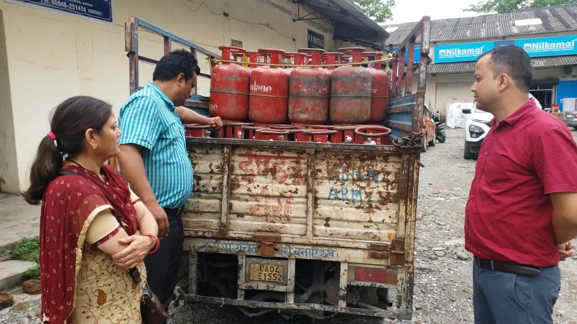 Be careful while buying LPG Gas Cylinder getting 2.5 kg less gas