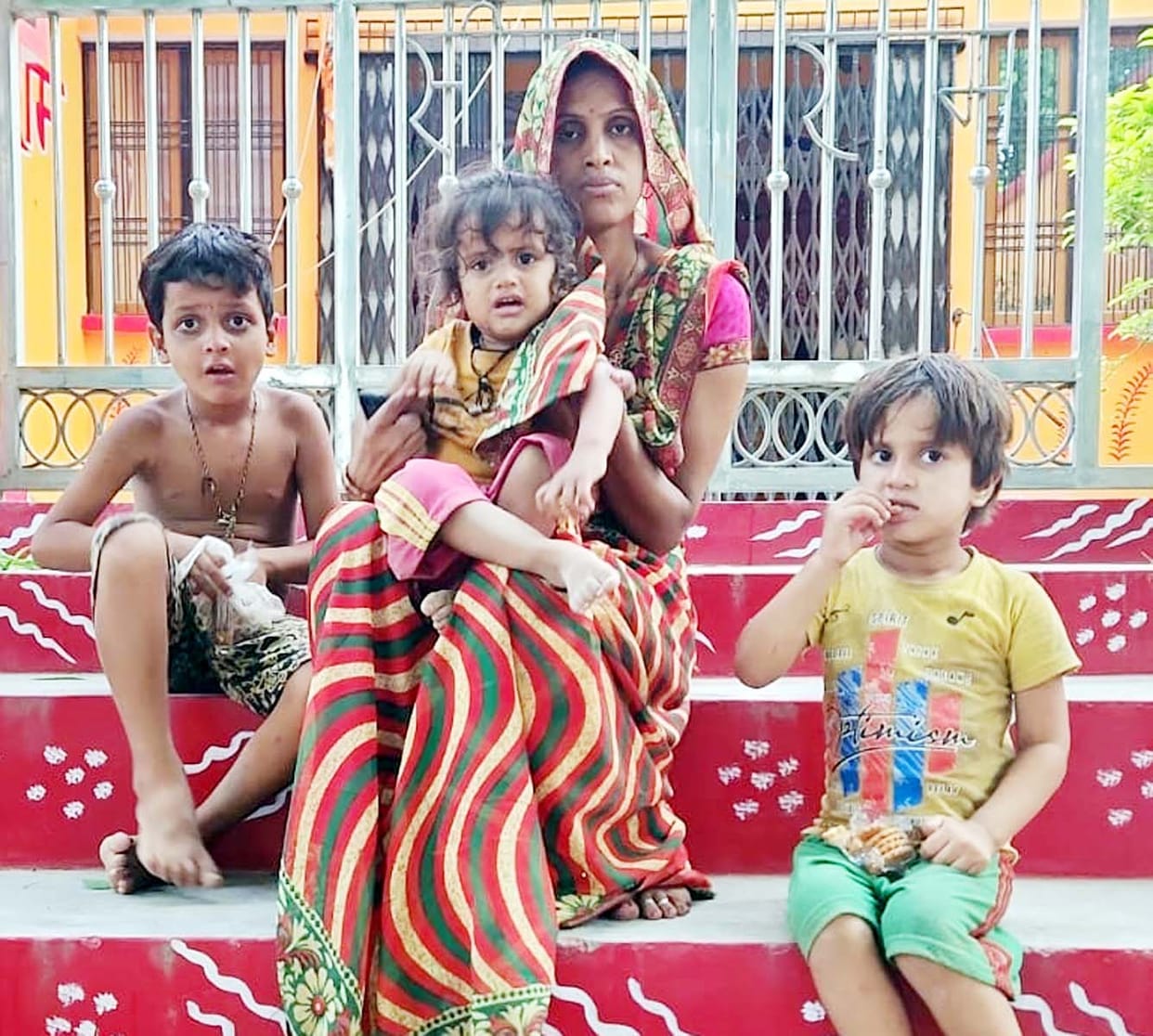 Mother-in-law and father-in-law did not allow her to enter the house... Married woman sitting outside her in-laws' house with children for 36 hours