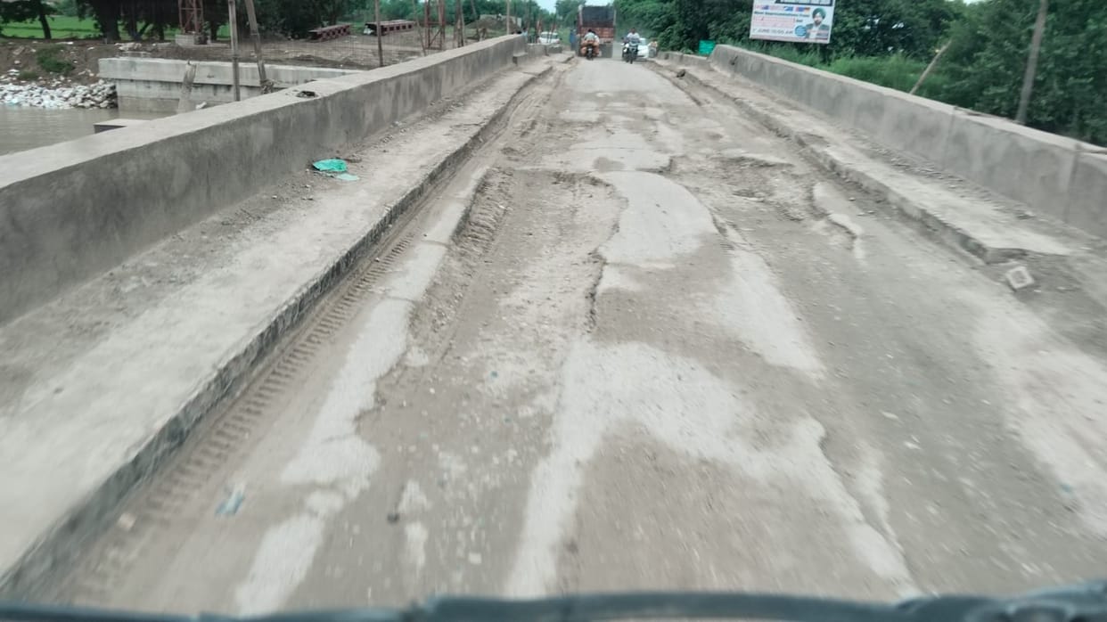 Deep potholes have formed on Hardoi branch canal bridge, vehicles are getting stuck, traffic jams occur